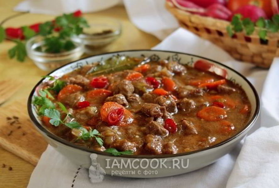 Пряный гуляш из говядины на сковороде