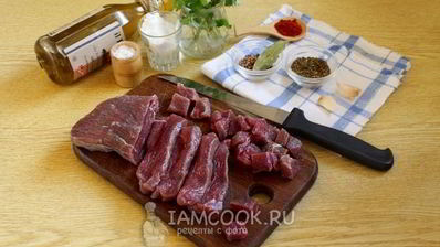 пряный гуляш из говядины на сковороде