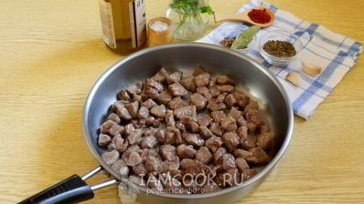 пряный гуляш из говядины на сковороде