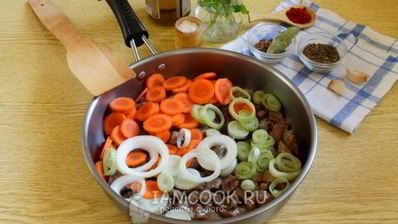 пряный гуляш из говядины на сковороде