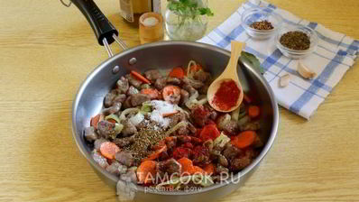 пряный гуляш из говядины на сковороде