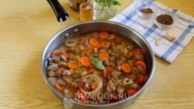 пряный гуляш из говядины на сковороде