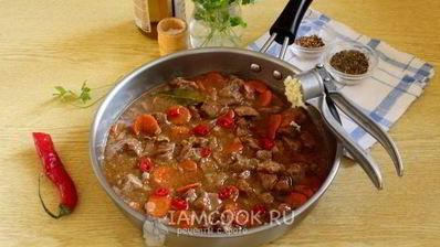 пряный гуляш из говядины на сковороде