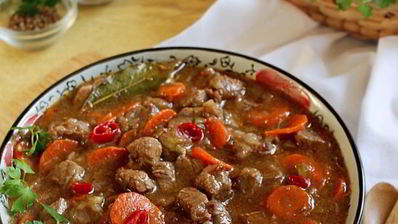 пряный гуляш из говядины на сковороде