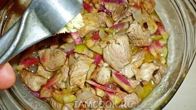 свиной гуляш с китайской редькой