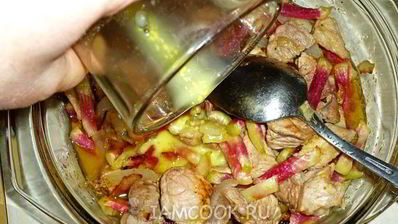 свиной гуляш с китайской редькой