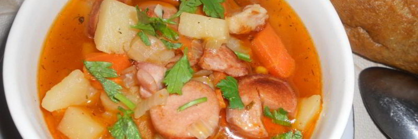 Сытный гуляш с сосисками и грудинкой