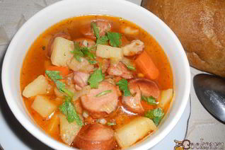 Сытный гуляш с сосисками и грудинкой