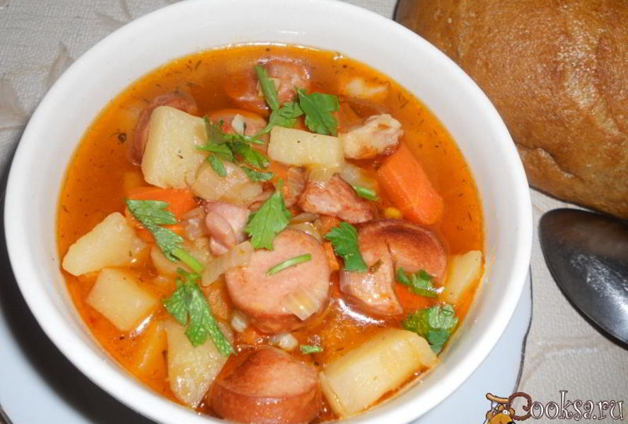 Сытный гуляш с сосисками и грудинкой