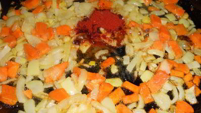 сытный гуляш с сосисками и грудинкой