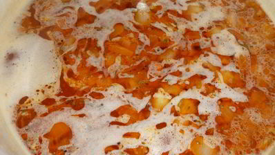 сытный гуляш с сосисками и грудинкой