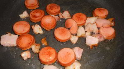 сытный гуляш с сосисками и грудинкой