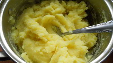 картофельное пюре с луком и куркумой