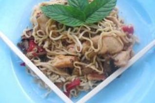 Китайская лапша с курицей и овощами