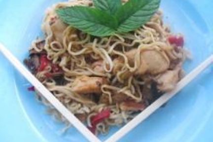Китайская лапша с курицей и овощами