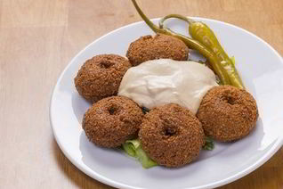 Фалафели с йогуртовым соусом