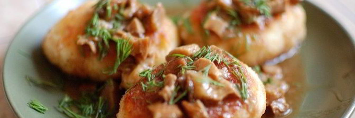 Картофельные котлеты из пюре с грибной подливой