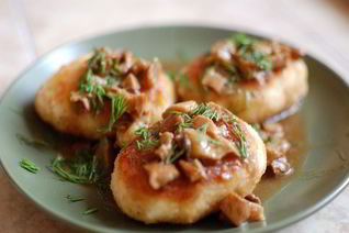 Картофельные котлеты из пюре с грибной подливой