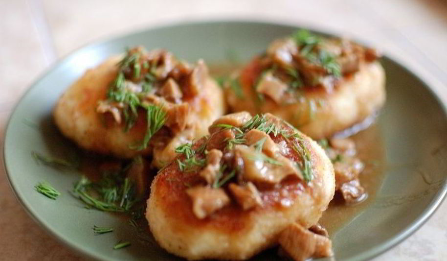 Рецепт картофельных котлет из пюре с грибной подливой