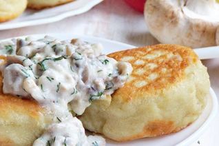 Картофельные котлеты с грибным соусом