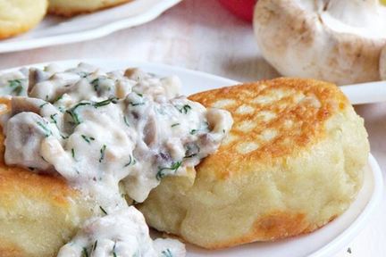 Картофельные котлеты с грибным соусом