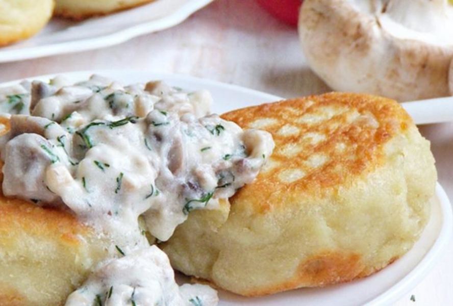 Картофельные котлеты с грибным соусом