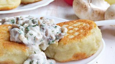 картофельные котлеты с грибным соусом