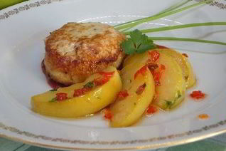 Котлеты из индейки с жареными яблоками