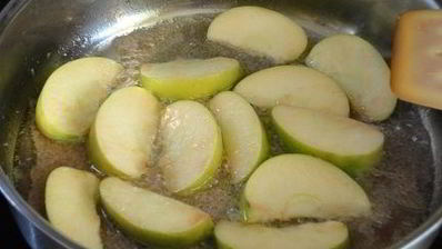 котлеты из индейки с жареными яблоками