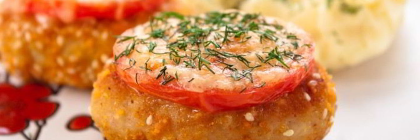 Котлеты из индейки, жаренные с помидорами и сыром