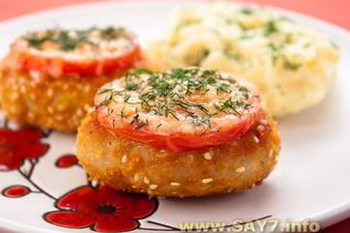 Котлеты из индейки, жаренные с помидорами и сыром
