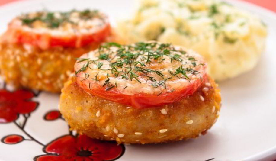 Рецепт котлет из индейки, жаренные с помидорами и сыром