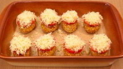 котлеты из индейки, жаренные с помидорами и сыром