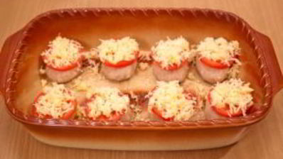 котлеты из индейки, жаренные с помидорами и сыром