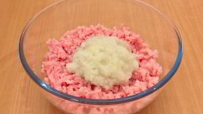 котлеты из индейки, жаренные с помидорами и сыром