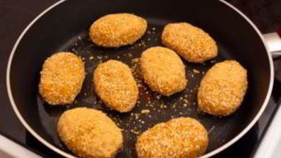 котлеты из индейки, жаренные с помидорами и сыром