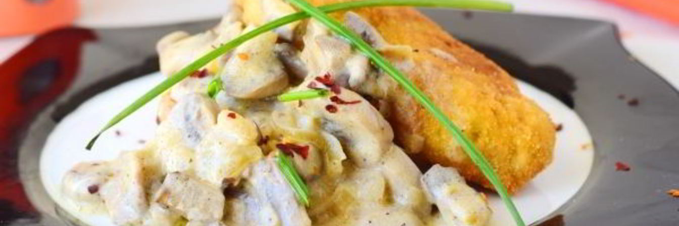 Котлеты картофельные с грибной подливкой