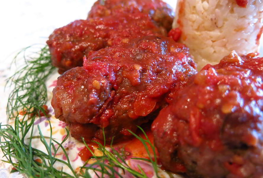 Котлеты в винно-томатном соусе