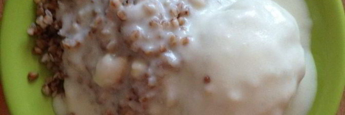 Куриные котлетки с белым соусом и гречкой на пару