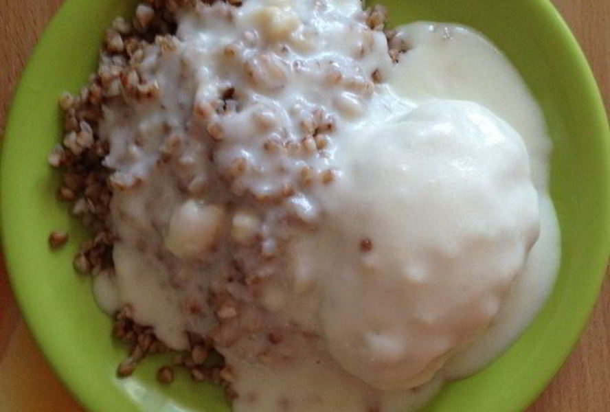 Куриные котлетки с белым соусом и гречкой на пару