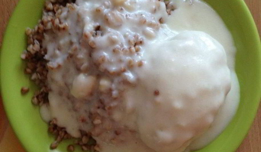 Рецепт куриных котлеток с белым соусом и гречкой на пару