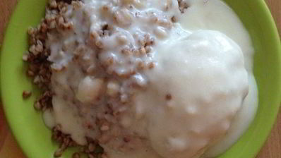 куриные котлетки с белым соусом и гречкой на пару