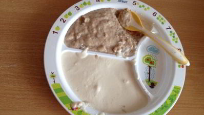 куриные котлетки с белым соусом и гречкой на пару