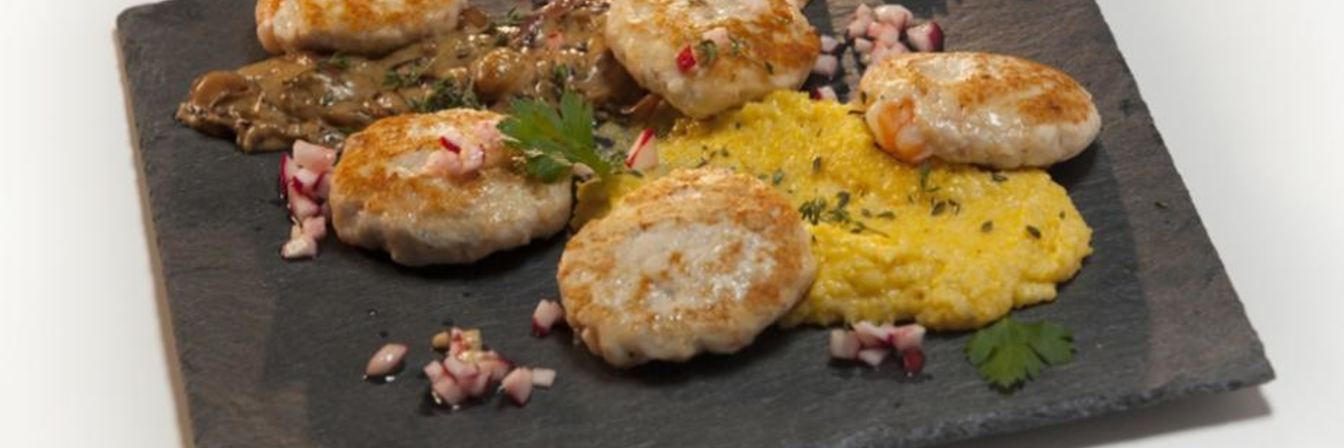 Куриные котлетки с креветками с соусом субиз и полентой