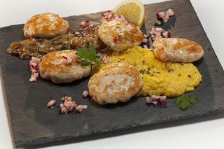 Куриные котлетки с креветками с соусом субиз и полентой