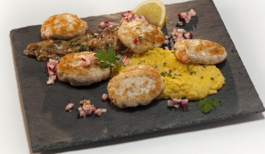Рецепт куриных котлеток с креветками с соусом субиз и полентой