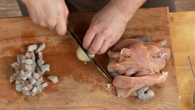 куриные котлетки с креветками с соусом субиз и полентой