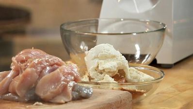 куриные котлетки с креветками с соусом субиз и полентой