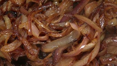 куриные котлетки с креветками с соусом субиз и полентой