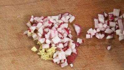 куриные котлетки с креветками с соусом субиз и полентой